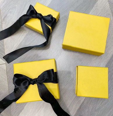 El rectángulo acanalado 80gsm compensó el regalo de papel caja de embalaje color de CMYK