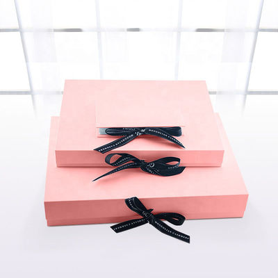 Cajas de empaquetado de la ropa magnética de Debossing de la forma del libro con la cinta