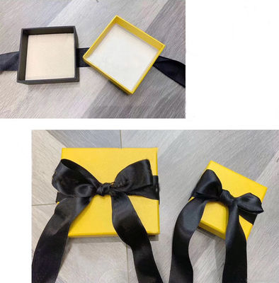 El rectángulo acanalado 80gsm compensó el regalo de papel caja de embalaje color de CMYK
