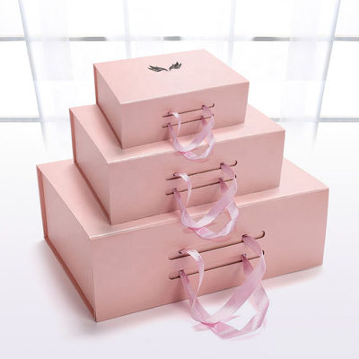 Cajas de empaquetado de la ropa magnética de Debossing de la forma del libro con la cinta