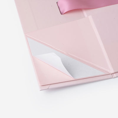 Cajas de empaquetado de la ropa magnética de Debossing de la forma del libro con la cinta