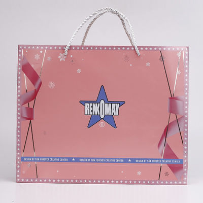 Modifique la bolsa de papel para requisitos particulares del envoltorio para regalos 300gsm Kraft de la ropa a todo color