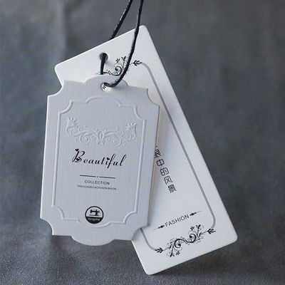 La moda dobló la ropa densamente Hang Tag Debossing personalizado 2m m