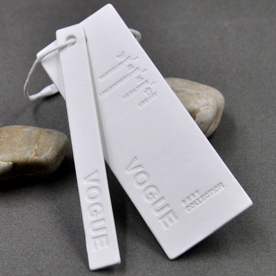 PVC grabado en relieve Hang Tags For Clothing de encargo lavable de Eco de la marca