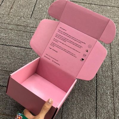 Caja de envío cosmética acanalada de la impresión en offset CMYK los 28*15*6cm